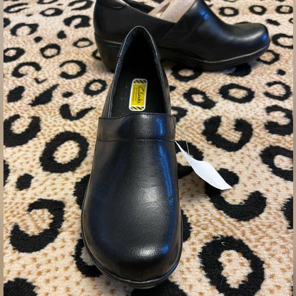 Brand new Clark’s slip Resistant black slides - Picture 14 of 16